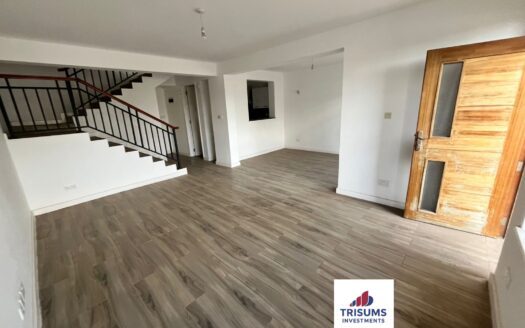 4 Bedrooms House For Sale in South C